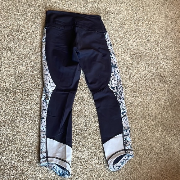 High-rise 3/4 length Lululemon Legging - Picture 3 of 5